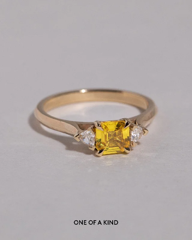 Men's Aquamarine Engagement Rings in 9K Gold with a Bezel - Set StoneGreta 0.80ct Yellow Sapphire Ring Men's Aquamarine Engagement Rings in 9K Gold with a Bezel - Set StoneGreta 0.80ct Yellow Sapphire Ring